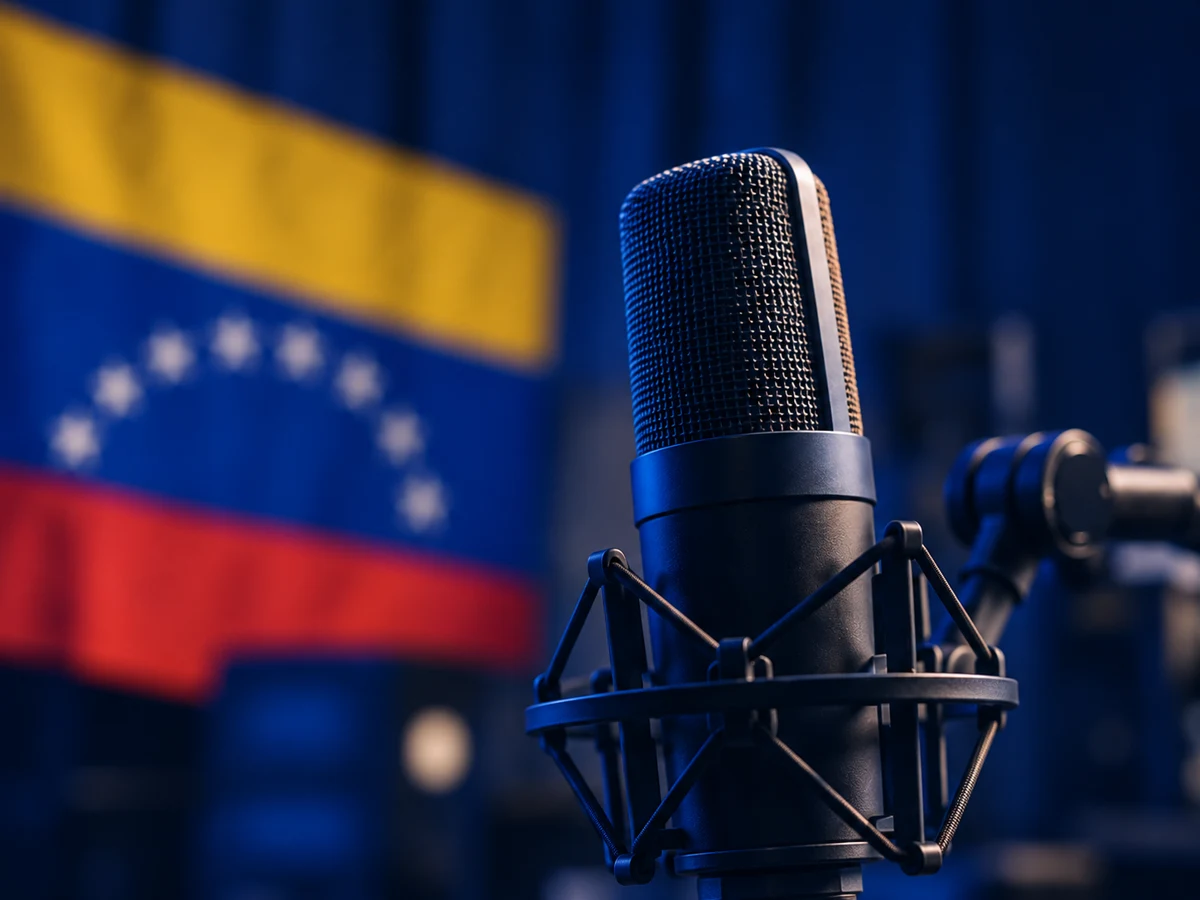 Micrófono de debate frente a los colores de Venezuela